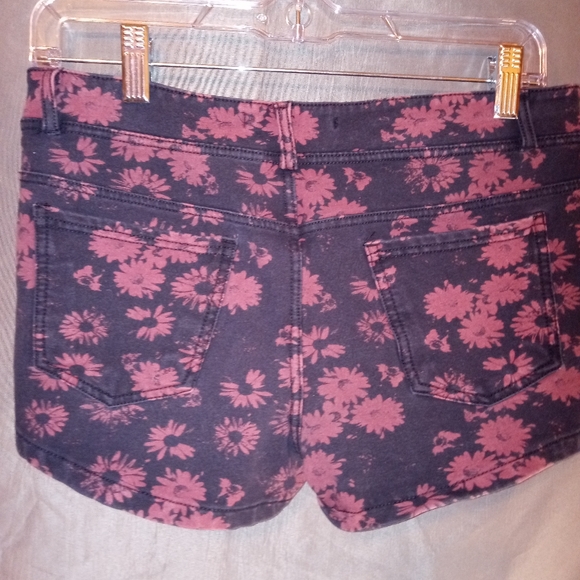 Clear rock red/black floral large print shorts - Picture 3 of 3